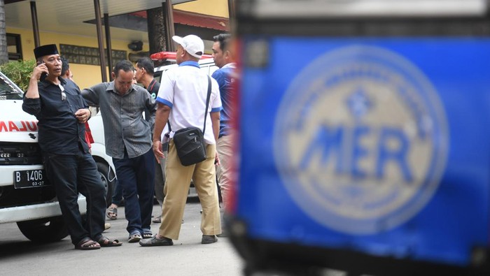 Sejumlah warga yang diduga keluarga dan kerabat korban tenggelam di Kali Bekasi mendatangi RS Polri, Kramat Jati, Jakarta, Minggu (22/9/2024). RS Polri masih melakukan prosees indentifikasi ketujuh korban tenggelam di Kali Bekasi. ANTARA FOTO/Akbar Nugroho Gumay/Spt.