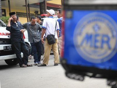 Keluarga Korban Tenggelam di Kali Bekasi Datangi RS Polri