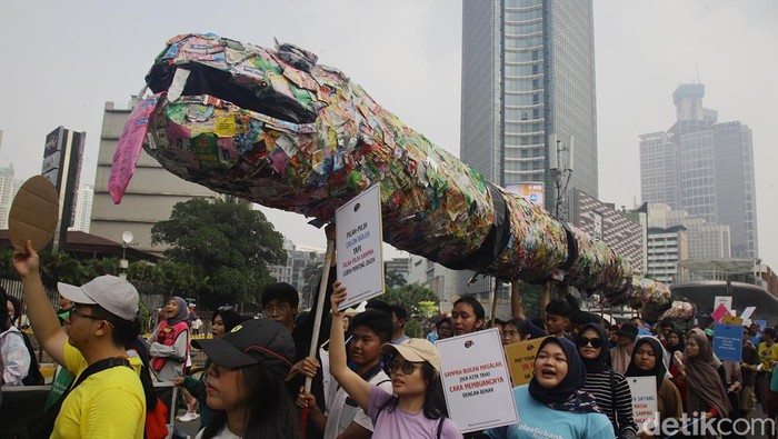 Wow! Ada 'Ular Sampah Raksasa' di Jakarta Aksi kampanye lingkungan digelar di Hari Bebas Kendaraan Bermotor (HBKB) Jakarta, Minggu (22/9/2024). Massa membawa ular raksasa berbahan sampah.