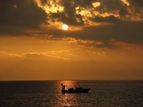 Kapal Rusak, 4 Wisatawan Terombang-ambing 4 Hari di Lautan