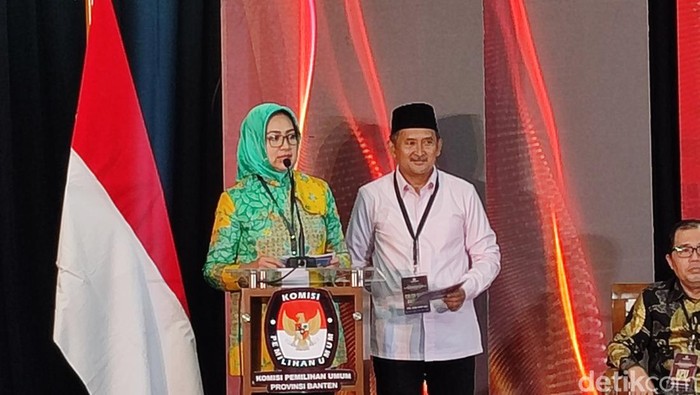 Airin Rachmi Diany dan Ade Sumardi di KPU Banten (Bahtiar/detikcom)