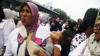 Massa terdiri dari berbagai elemen masyarakat seperti dari warga Kampung Bayam yang masih terhambat untuk menempati Kampung Susun, warga Kampung Gang Lengkong yang terancam digusur perusahaan, dan pedagang kecil di Ancol yang menghadapi ancaman pencabutan izin usaha.