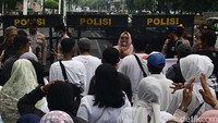 Massa juga berorasi di depan polisi yang berjaga.