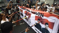 Massa dari Jaringan Rakyat Miskin Kota (JRMK) Jakarta melakukan aksi mencoblos 3 pasang cagub-cawagub Jakarta.