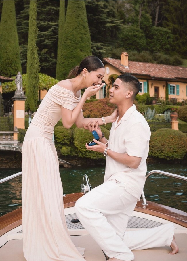 Dalam foto yang diunggah di Instagram, tampak putra sulung dari Ahmad Dhani dan Maia Estianty itu berlutut sambil memegang  kotak berisi cincin. Sementara itu Alyssa yang seakan tak percaya, terlihat menutup mulutnya dengan tangan. Foto: Instagram/@alghazali7