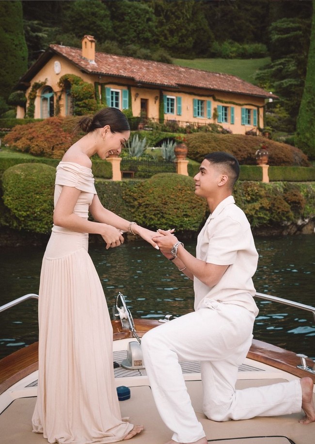 Alyssa tampil cantik dan anggun dalam balutan gaun nude beraksen drapery. Serasi dengan sang kekasih, Al Ghazali memakai setelan kemeja dan celana off-white. Foto: Instagram/@alghazali7