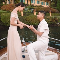 Alyssa tampil cantik dan anggun dalam balutan gaun nude beraksen drapery. Serasi dengan sang kekasih, Al Ghazali memakai setelan kemeja dan celana off-white. Foto: Instagram/@alghazali7