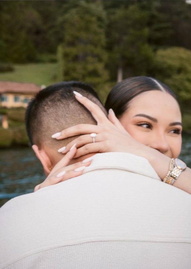 “Untuk cinta dalam hidupku; Alyssa Paramitha Daguisé, Terima kasih atas semuanya; Mencintaimu adalah sebuah keistimewaan. Dan dicintai olehmu adalah sebuah berkah. Denganmu di sisiku, aku adalah pria paling bahagia yang pernah hidup. Dan mulai hari ini, aku berjanji untuk memberikanmu dunia dan lebih banyak lagi. Ini untuk selamanya! Bismillah,” tulis Al. Foto: Instagram/@alghazali7