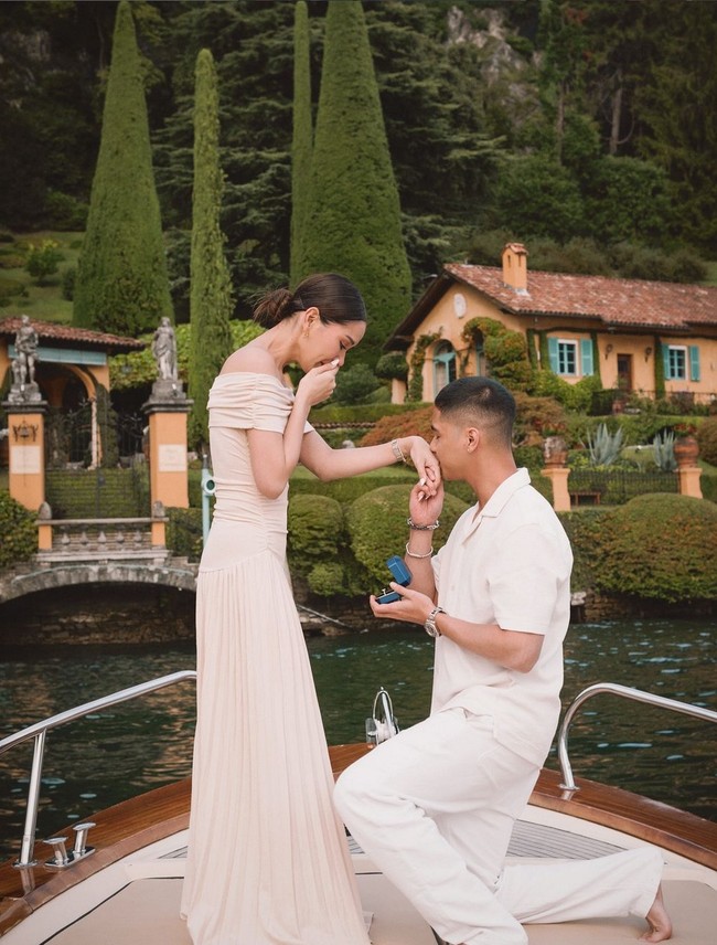 Lake Como, Italia, menjadi saksi bisu momen Al Ghazali melamar Alyssa Daguise. Berlatar belakang pemandangan danau dan bangunan tua klasik, keduanya pun serasi dengan busana senada. Foto: Instagram/@alghazali7
