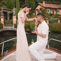 Lake Como, Italia, menjadi saksi bisu momen Al Ghazali melamar Alyssa Daguise. Berlatar belakang pemandangan danau dan bangunan tua klasik, keduanya pun serasi dengan busana senada. Foto: Instagram/@alghazali7