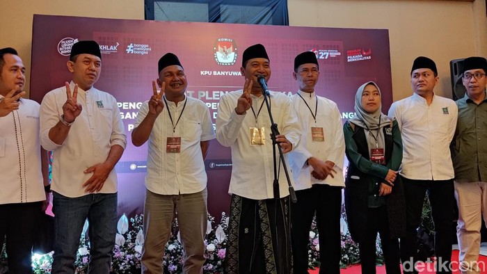 Ali Makki-Ali Ruchi usai mengikuti pengundian nomor urut di KPU Banyuwangi.