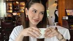 Gaya Cantik Alyssa Daguise saat Ngopi dan Makan Es Krim  di Paris
