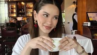 Yang satu ini adalah keseruan kekasih Al Ghazali saat ngeteh cantik di Paris. Posenya sambil memegang cangkir teh ini sukses menarik perhatian. Foto: Instagram @alyssadaguise