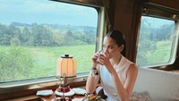 Tak kalah seru momen Alyssa Daguise saat perjalanannya dari Singapura ke Malaysia. Ia menikmati berbagai dessert dan kopi favoritnya. Foto: Instagram @alyssadaguise