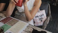 Terakhir ada keseruannya saat nongkrong di kafe yang ada di Bali. Momen ini Alyssa menikmati jus buah yang menyegarkan. Foto: Instagram @alyssadaguise
