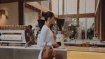 Gaya Cantik Alyssa Daguise saat Ngopi dan Makan Es Krim  di Paris