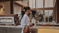 Tak hanya di luar negeri, ada juga momen kuliner Alyssa Daguise saat mampir ke kafe Arabica yang ada di Senopati, Jakarta Selatan. Foto: Instagram @alyssadaguise
