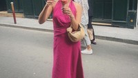 Selain ngopi, ada juga momen Alyssa Daguise saat makan es krim cone di Paris. Es krimnya disajikan layaknya bunga mekar. Foto: Instagram @alyssadaguise