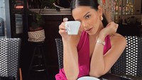 Pemeran Vera dalam film Catatan Si Boy The Movie ini punya banyak momen saat ngopi cantik di luar negeri, seperti yang terlihat pada momen ini. Foto: Instagram @alyssadaguise