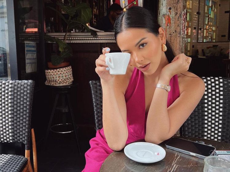 Gaya Cantik Alyssa Daguise saat Ngopi dan Makan Es Krim  di Paris