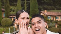 Dalam unggahannya, Alyssa Daguise memamerkan cincin yang melingkar di jemari tangannya. Unggahannya pun membuat netizen terharu. Foto: Instagram @alyssadaguise