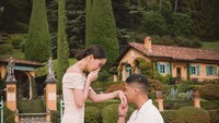 Kabar bahagia datang dari pasangan kekasih Alyssa Daguise dan Al Ghazali. Alyssa baru saja dilamar oleh Al Ghazali di Lake Como, Italia. Foto: Instagram @alyssadaguise
