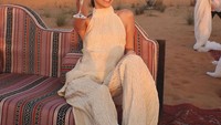 Ada juga keseruan Alyssa saat liburan di padang pasir yang ada di Dubai. Ia berpose sambil memegang segelas minuman. Foto: Instagram @alyssadaguise