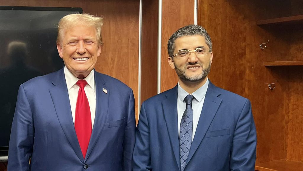 Amer Ghalib, Wali Kota Hamtramck berfoto bersama calon Presiden AS Donald Trump. (Facebook/Ameer Ghalib)