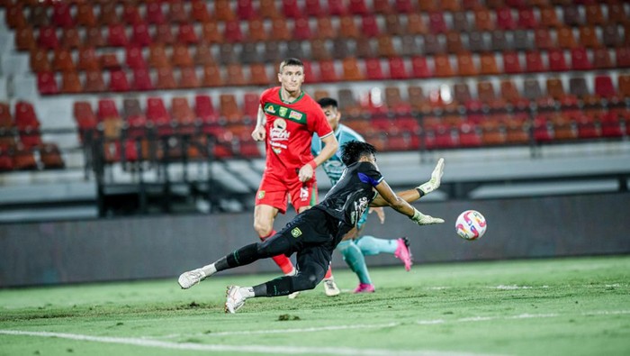 Andhika Ramadhani saat pertandingan PSBS Biak vs Persebaya Surabaya