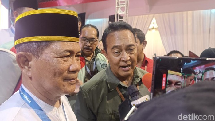 Calon gubernur Jawa Tengah, Andika Perkasa (baju hijau) bersama dengan Letjen TNI (purn) Setyo Sularso saat diwawancara media usai pengundian nomor urut Pilgub Jateng 2024 di halaman kantor KPU Jateng, Jalan Veteran, Semarang, Senin (23/9/2024).