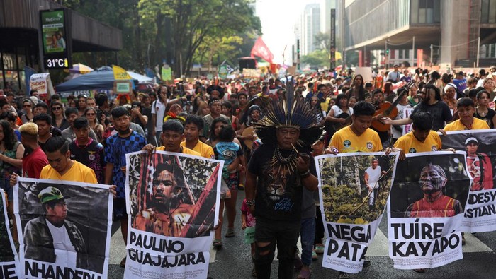 Anggota Suku di Brasil Protes Krisis Iklim Activists attend a protest against the climate crisis that caused wildfires in the country, in Sao Paulo, Brazil September 22, 2024. REUTERS/Felipe Iruata REFILE - CORRECTING INFORMATION FROM