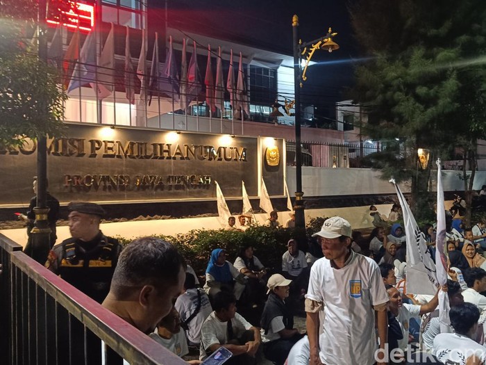 Area sekitar Kantor KPU Jawa Tengah (Jateng) di Semarang mulai ramai menjelang pengundian nomor urut Pemilihan Gubernur (Pilgub) Jateng 2024, Senin (23/9/2024) malam.