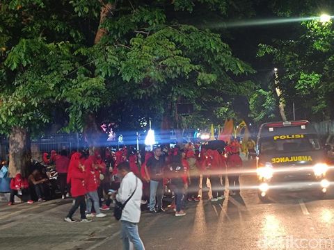 Area sekitar Kantor KPU Jawa Tengah (Jateng) di Semarang mulai ramai menjelang pengundian nomor urut Pemilihan Gubernur (Pilgub) Jateng 2024, Senin (23/9/2024) malam.