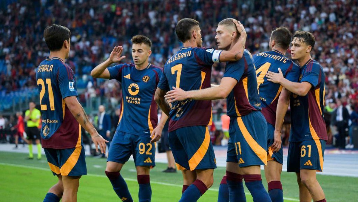 Para pemain Roma saat merayakan gol pertama ke gawang Udinese. Foto: Getty Images/Silvia Lore
