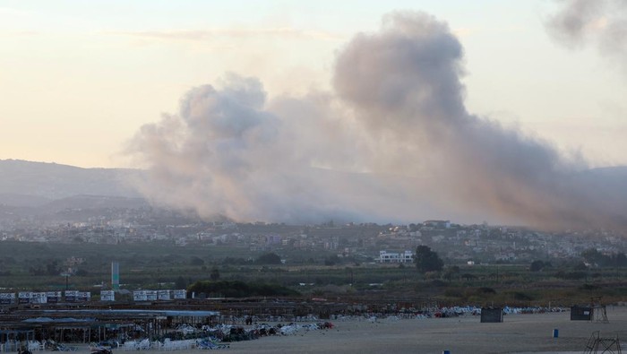 Asap Mengepung Lebanon Saat Israel Kembali Luncurkan Serangan Israel kembali meluncurkan serangan udara ke Lebanon Selatan. Kondisi Lebanon pun dipenuhi asap.