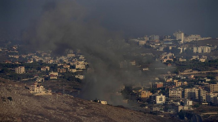 Asap Mengepung Lebanon Saat Israel Kembali Luncurkan Serangan Israel kembali meluncurkan serangan udara ke Lebanon Selatan. Kondisi Lebanon pun dipenuhi asap.