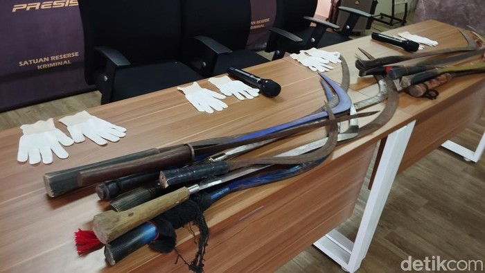 Barang bukti yang disita polisi dari remaja yang kumpul sebelum 7 orang tewas di Kali Bekasi