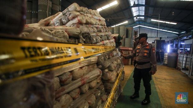 Barang tekstil dan produk tekstil impor ilegal di Kawasan Industri Jatake, Kota Tangerang, Banten, Senin (23/9/2024). Barang tekstil dan produk tekstil impor ilegal di Kawasan Industri Jatake, Kota Tangerang, Banten, Senin (23/9/2024). (CNBC Indonesia/Faisal Rahman)
