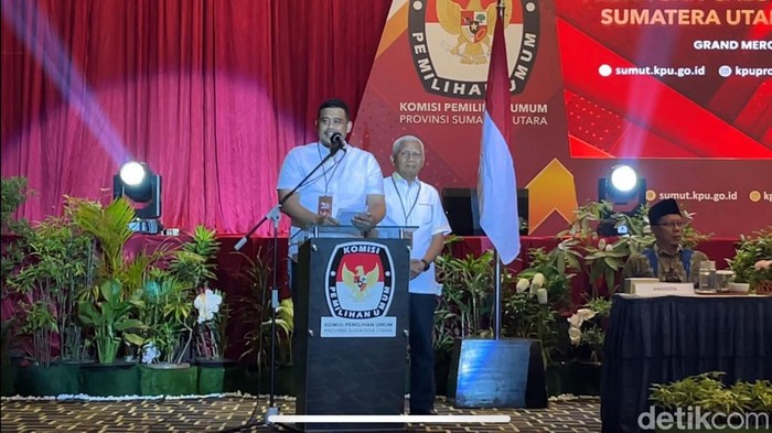 Bobby Nasution dan Surya saat sambutan usai pengundian nomor urut di Pilgub Sumut (Foto: Nizar Aldi/detikSumut)