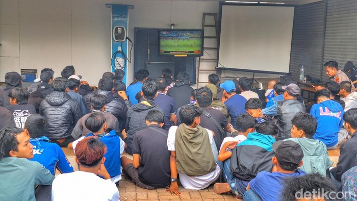 Bobotoh saat menonton laga Persib Bandung vs Persija Jakarta.
