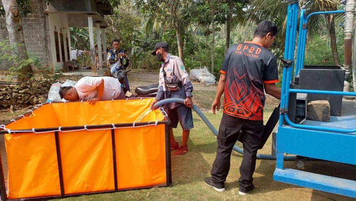 BPBD distribusi air bersih di Desa Tulungrejo, Kecamatan Donomulyo, Kabupaten Malang