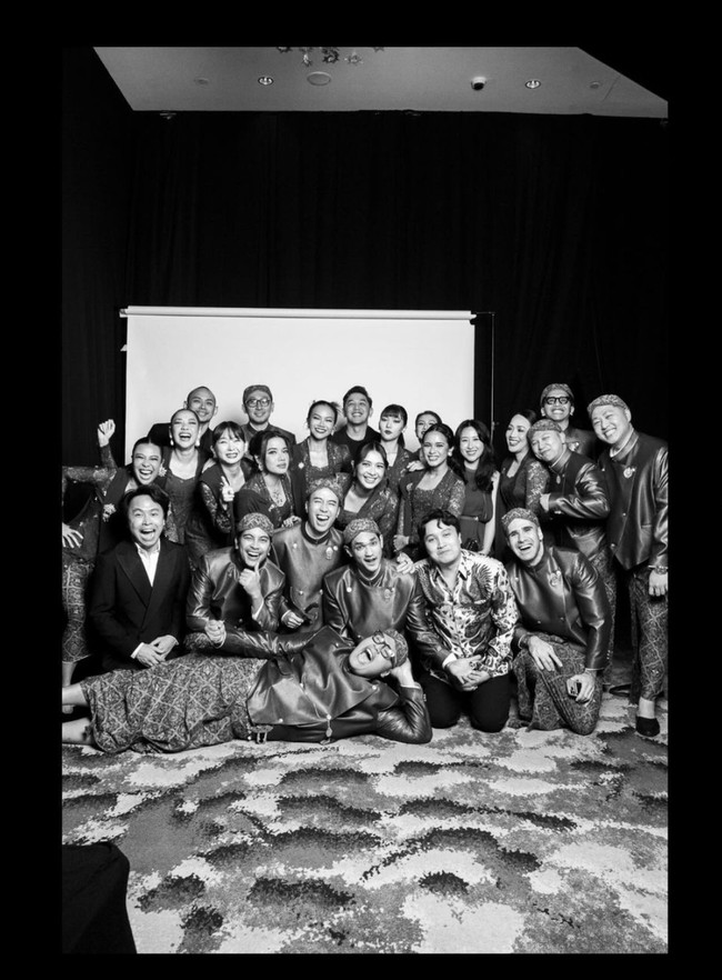 Dari foto yang dibagikan terlihat jika sebagian bridesmaid dan groomsman pernikahan Nino RAN itu memang berasal dari kalangan musisi. Selain BCL, ada Rossa, Isyana Sarasvati, Yura Yunita, Vidi Aldiano, Cantika Abigail, serta Afgan yang turut hadir di acara pernikahan tersebut. Foto: Instagram/@itsmebcl