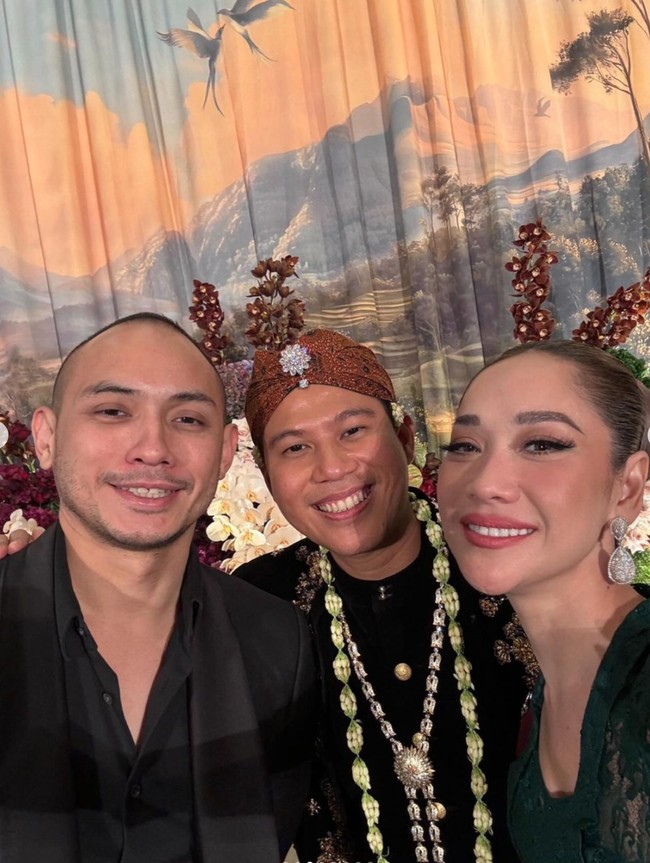 Tak sendirian, BCL terlihat hadir bersama suaminya, Tiko Aryawardhana. Tak lupa keduanya juga berpose bersama pengantin, Nino RAN. Foto: Instagram/@itsmebcl