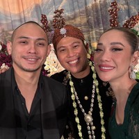 Tak sendirian, BCL terlihat hadir bersama suaminya, Tiko Aryawardhana. Tak lupa keduanya juga berpose bersama pengantin, Nino RAN. Foto: Instagram/@itsmebcl