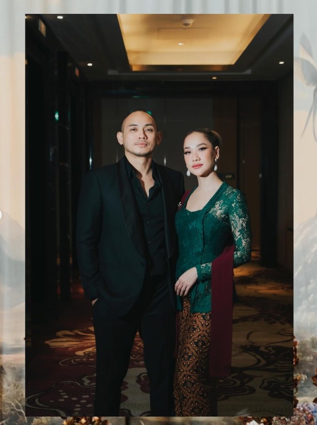 Tampil serasi, Tiko memilih hadir mengenakan pakaian serba hitam. Ia tampak mengenakan kemeja dipadukan dengan setelan jas. Foto: Instagram/@itsmebcl