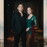 Tampil serasi, Tiko memilih hadir mengenakan pakaian serba hitam. Ia tampak mengenakan kemeja dipadukan dengan setelan jas. Foto: Instagram/@itsmebcl