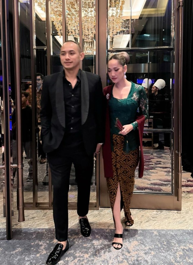 Untuk mempercantik penampilannya BCL tampak mengenakan sepasang anting gantung berwarna silver. Penampilannya dengan kebaya dan rok betik berbelahan depan itu pun banyak dipuji netizen. Foto: Instagram/@itsmebcl