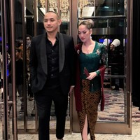 Untuk mempercantik penampilannya BCL tampak mengenakan sepasang anting gantung berwarna silver. Penampilannya dengan kebaya dan rok betik berbelahan depan itu pun banyak dipuji netizen. Foto: Instagram/@itsmebcl