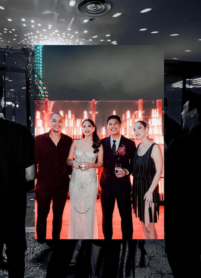 Di acara resepsi Nino RAN, BCL tampak berganti pakaian mengenakan dress rumbai hitam dengan panjang di atas lutut. Menyesuaikan dengan gaya berbusana BCL, Tiko tampil lebih santai dengan melepas jas yang dikenakannya. Foto: Instagram/@itsmebcl