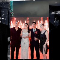 Di acara resepsi Nino RAN, BCL tampak berganti pakaian mengenakan dress rumbai hitam dengan panjang di atas lutut. Menyesuaikan dengan gaya berbusana BCL, Tiko tampil lebih santai dengan melepas jas yang dikenakannya. Foto: Instagram/@itsmebcl